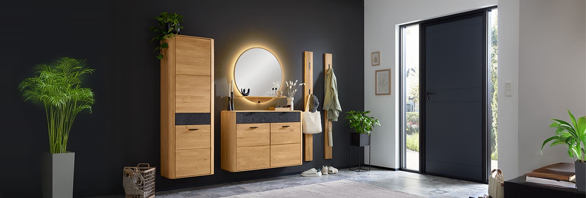 Modern eingerichteter Flur mit Holzgarderobe und rundem Spiegel.