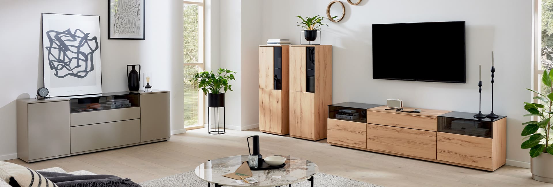 Helle Wohnwand mit Holzdetails, TV-Möbeln und Dekoration.