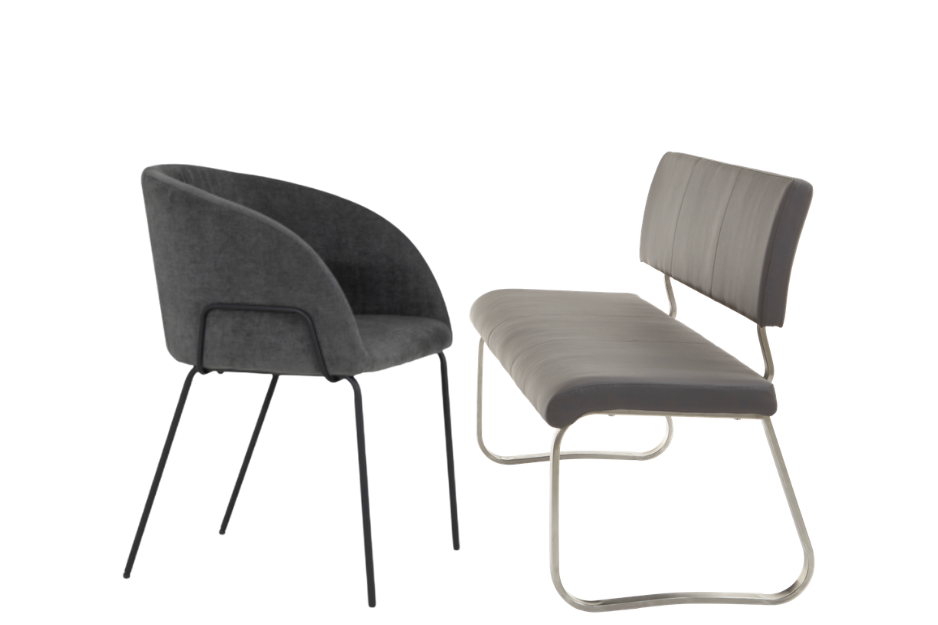 Ein moderner Stuhl mit Armlehnen neben einer gepolsterten Bank mit Metallgestell